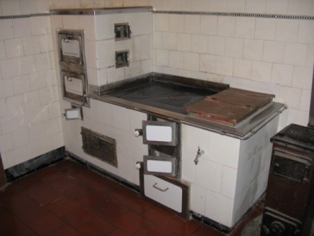 Rekonstrukce kachlového sporáku ze 40 let. Stavba vznikla ve spolupráci s BH Kamnářství