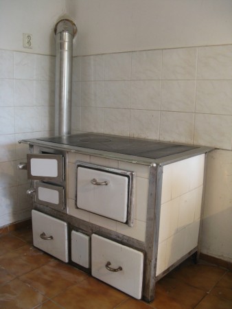 Rekonstrukce stolového sporák. Stavba vznikla ve spolupráci s BH Kamnářství