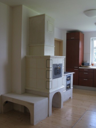 Kachlový sporák s jednou troubou. Stavba vznikla ve spolupráci s BH Kamnářství