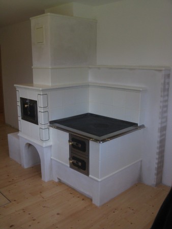 Kachlový sporák s jednou troubou. Stavba vznikla ve spolupráci s BH Kamnářství