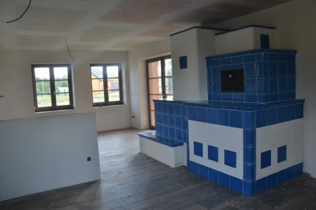 Těžká akumulační sálavá kamna s troubou a přikládáním z chodby. Topidlo je opatřeno kamnovou vložkou Leda a individualně stavěným tahovým systémem. Stavba vznikla ve spolupráci s BH Kamnářství