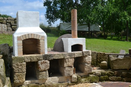 Venkovní kuchyně. Grill a pizza pec s hliněnou kopulí. Pizza pec je ideální k přípravě veškerých pokrmů. Ráno vložíte do natopené pece hrnec s pokrmem a v poledne máte  výborný oběd.