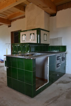 Těžká sálavá kamna v kombinaci se stolovým sporákem. V kachlovém tělese je i prostor pro elektrickou troubu a varnou deskou. Stavba vznikla ve spolupráci s BH Kamnářství.