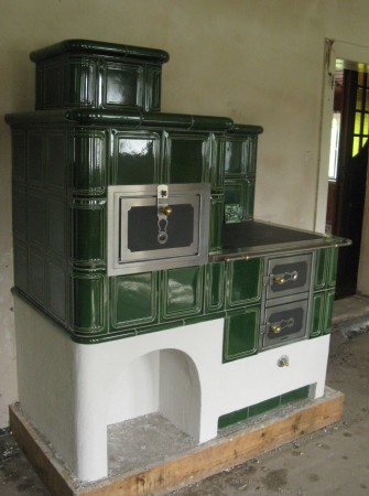 Kachlový sporák s topeništěm UMWELT PLUS. Stavba vznikla ve spolupráci s BH Kamnářství.