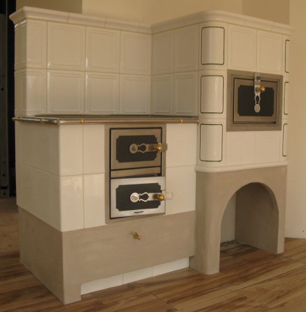 Klasický kachlový sporák. Stavba vznikla ve spolupráci s BH Kamnářství.