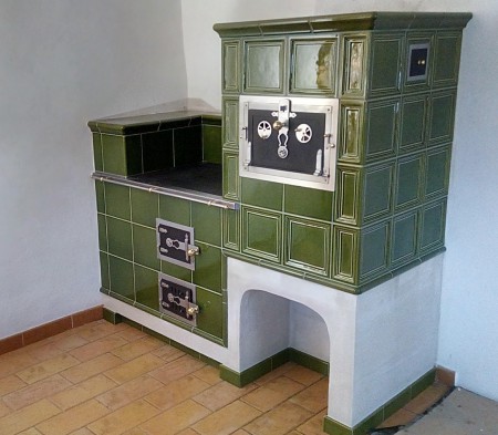 Kachlový sporák s topeništěm UMWELT PLUS. Stavba vznikla ve spolupráci s BH Kamnářství.