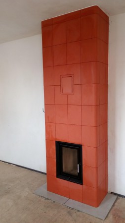 Kachlový sálavý krb osazený vložkou Hoxter s akumačními prstenci. Stavba vznikla ve spolupráci s BH Kamnářství.