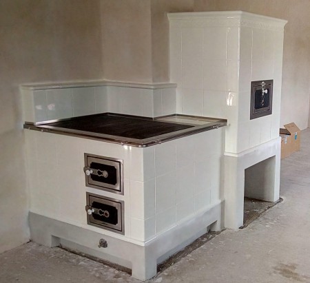 Kachlový sporák s topeništěm UMWELT PLUS. Stavba vznikla ve spolupráci s BH Kamnářství.