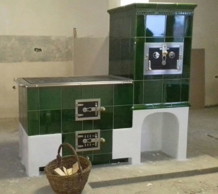 Kachlový sporák s topeništěm UMWELT PLUS. Stavba vznikla ve spolupráci s BH Kamnářství.