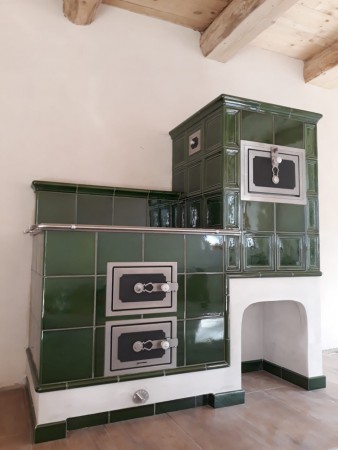 Kachlový sporák klasického vzhledu s moderním topeništěm UMWELT PLUS. Stavba vznikla ve spolupráci s BH Kamnářství.