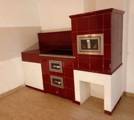 Sporák modernějšího vzhledu. Stavba vznikla ve spolupráci s BH Kamnářství.