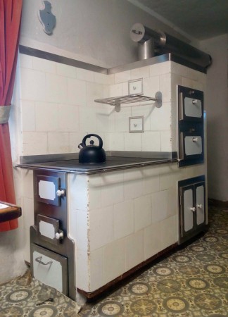 Rekonstrukce sporáku z období první republiky. Sporák byl kompletně rozebrán a bylo nahrazeno veškeré kování. Vzhledem k dlouhému odkouření musel být nerezový kouřovod tepelně izolovan. 